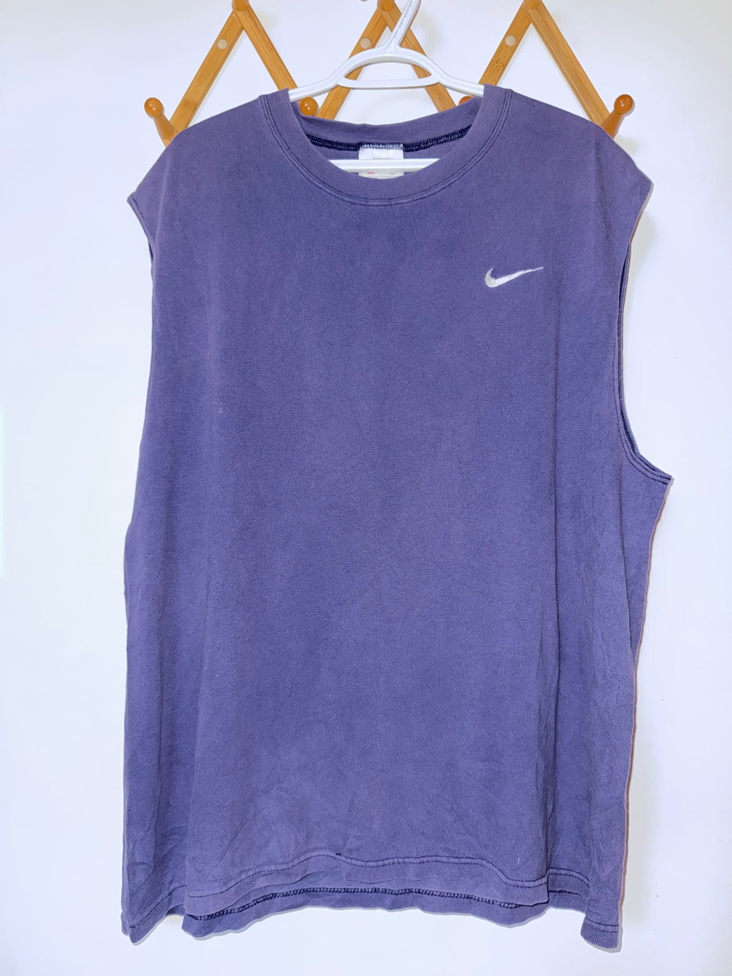 nike sleeveless tee L